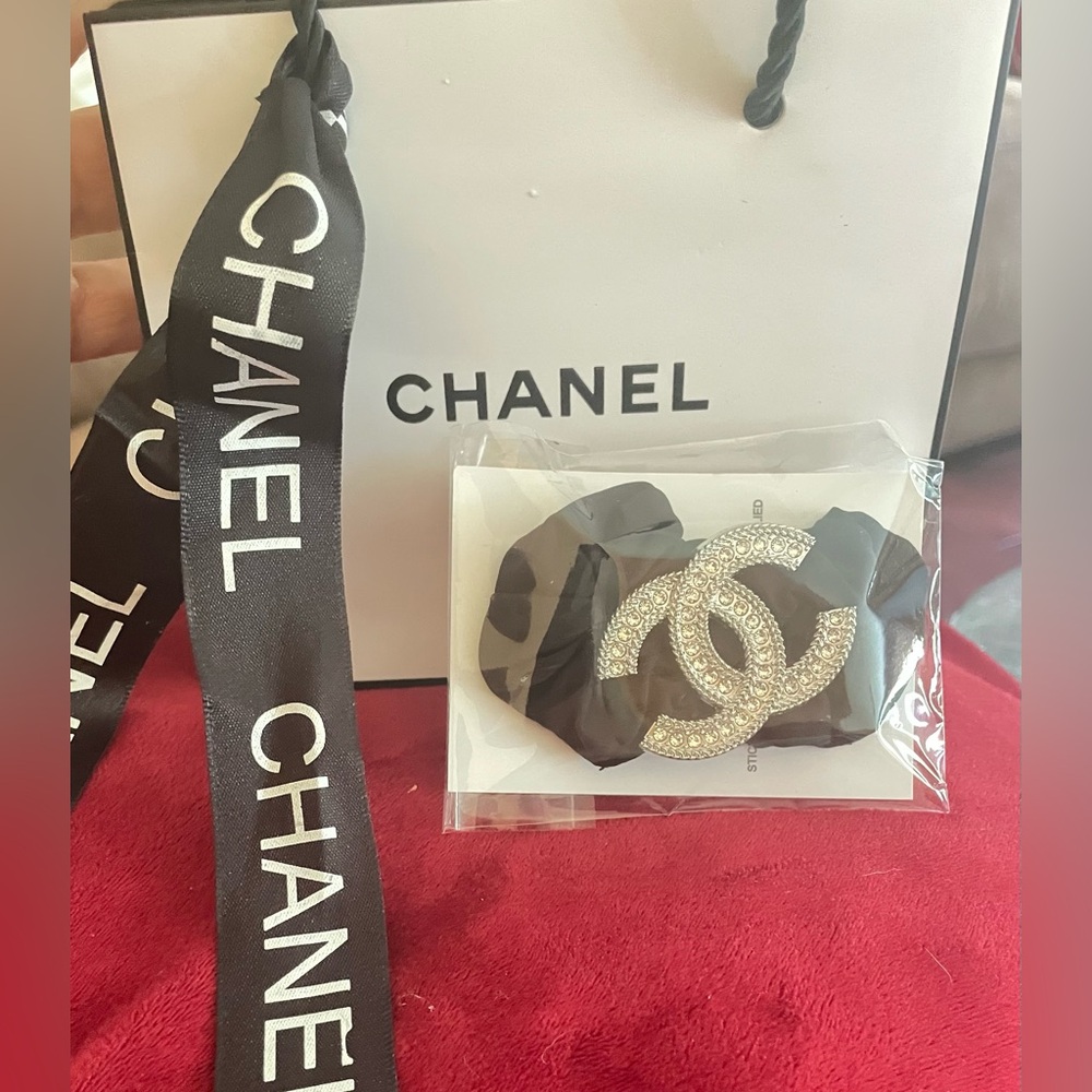 CHANEL Silver Logo Hair Accessory with Black Ribbon - Picture 4 of 9